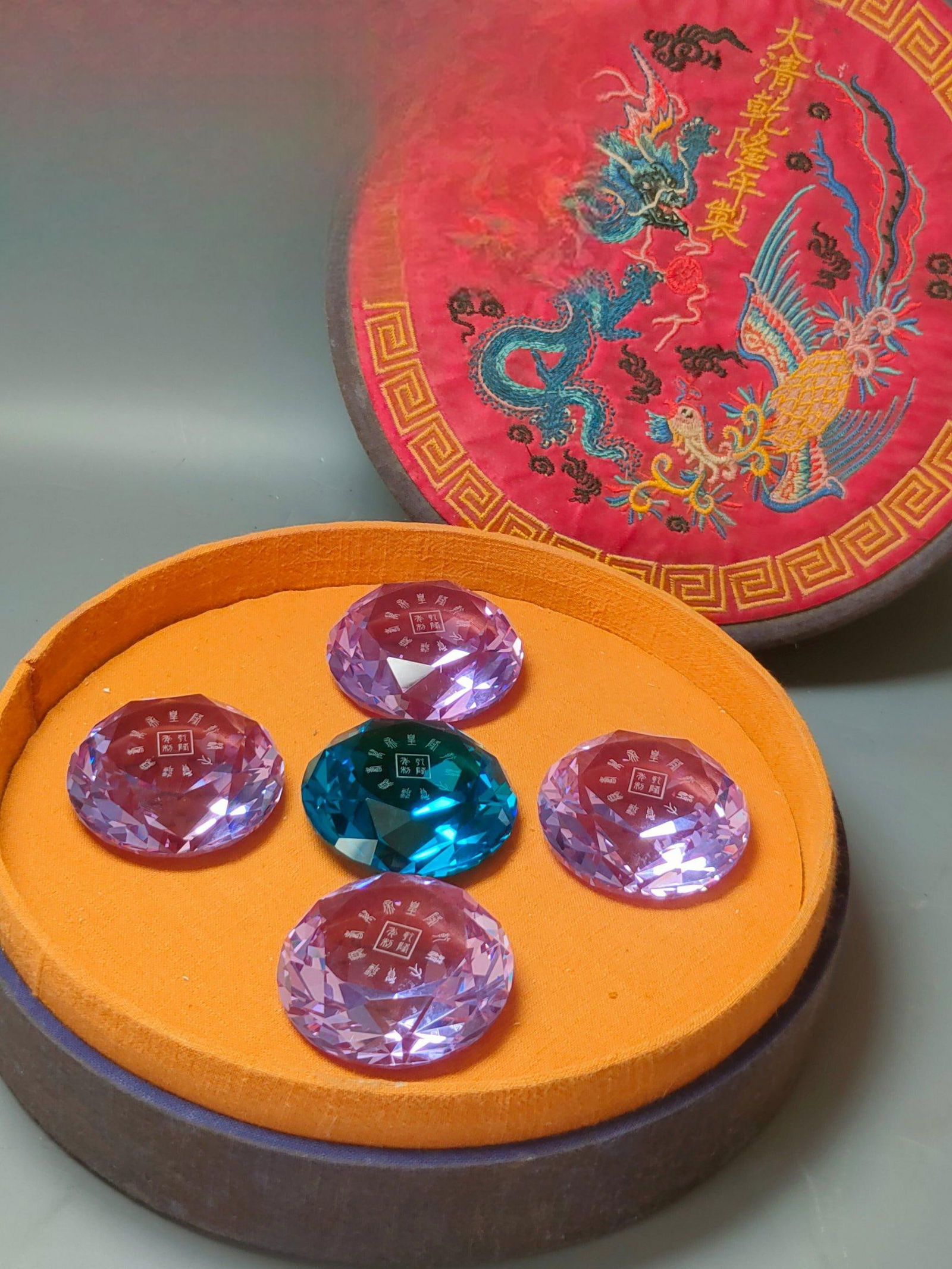 Diamonds in an antique embroidered box bearing the mark of Emperor Qianlong: A collectible item: a diamond with the inscription "Qianlong" in an antique embroidered box. It is crystal clear and dazzling, with a diameter of 5cm and a height of 3cm. Each diamond weighs 74/81g. T