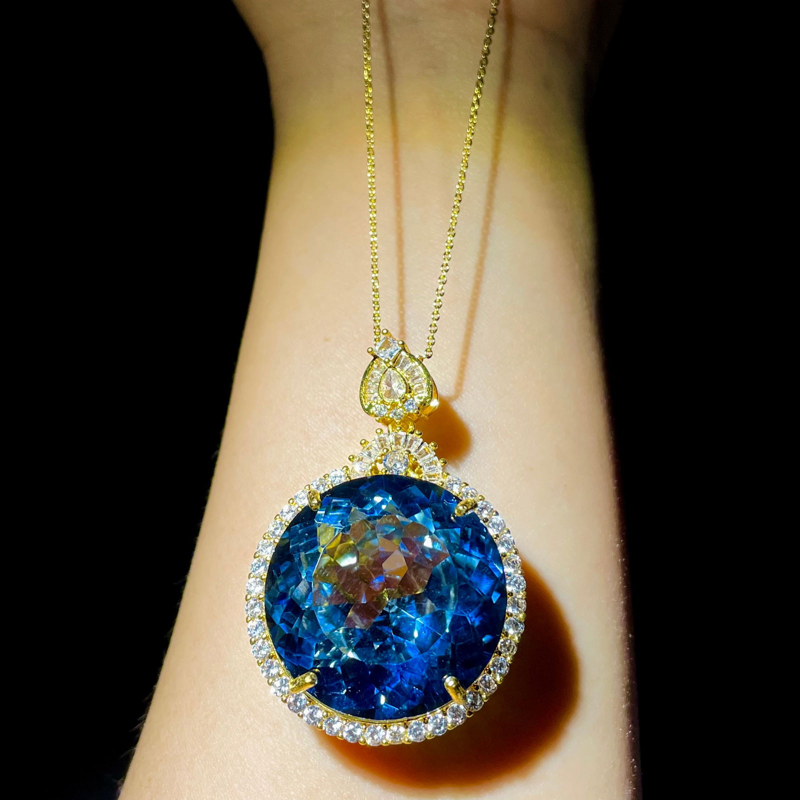 Natural Sapphire Pendant: Natural sapphire pendant, hardness 9 or higher, 3.5 x 1.9 cm, weight 35g. Provenance:Private collection from a professor in Yale University. Our dedicated team expertly handles both domestic and globa