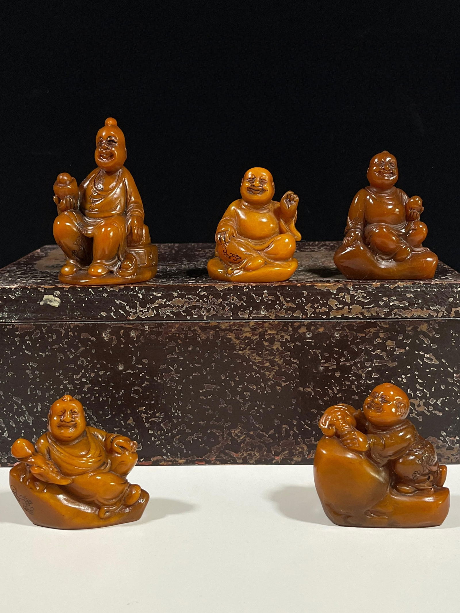 Tianhuang stone Kunning Palace collection of the Five Sons Passing the Imperial Examination Seal: fine Tianhuang stone seal from the Kunning Palace collection, featuring the motif of "Five Sons Passing the Imperial Examinations". Dimensions: 10 x 5.5 cm, Weight: 818 g Provenance:Private