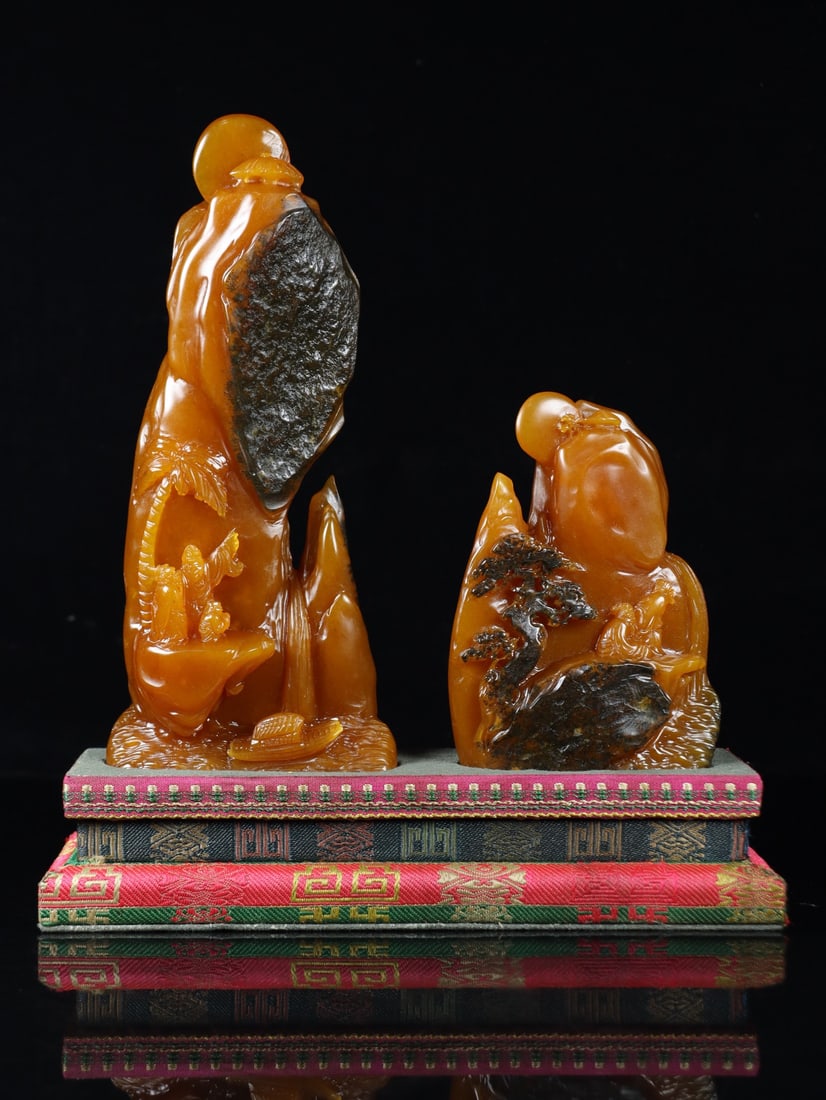 Tianhuang stone carving of black landscape and figure ornaments: This is a rare collectible piece, a landscape and figure sculpture carved from Tianhuang stone in May of the Bing Shen year (1956). The stone is a fine-grained, malty yellow color with a delicate text