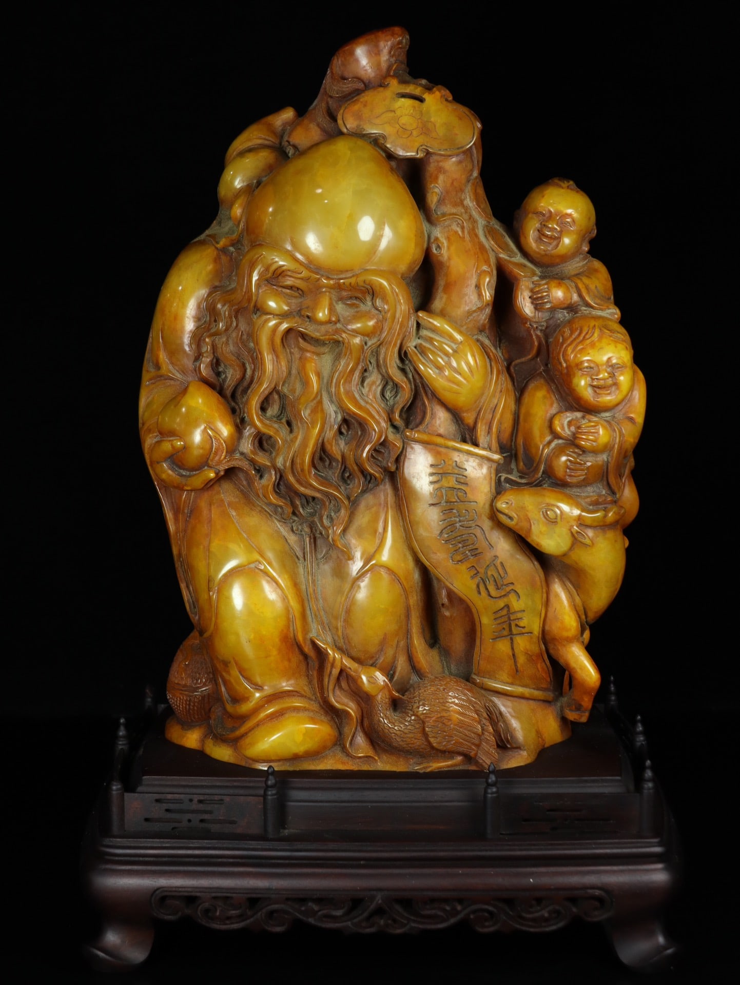 Shoushan Tianhuang stone carved figure ornaments: A rare Shoushan Tianhuang stone carving of a figure, formerly owned by seal engraver Lin Qianpei, dating to the winter of the year Wuzi (1898). The carving is delicate and translucent, with a vibrant