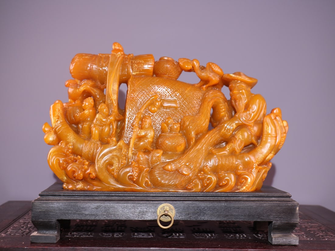A finely carved Tianhuang stone ornament depicting the joy of family reunion, symbolizing a (1 of 9)