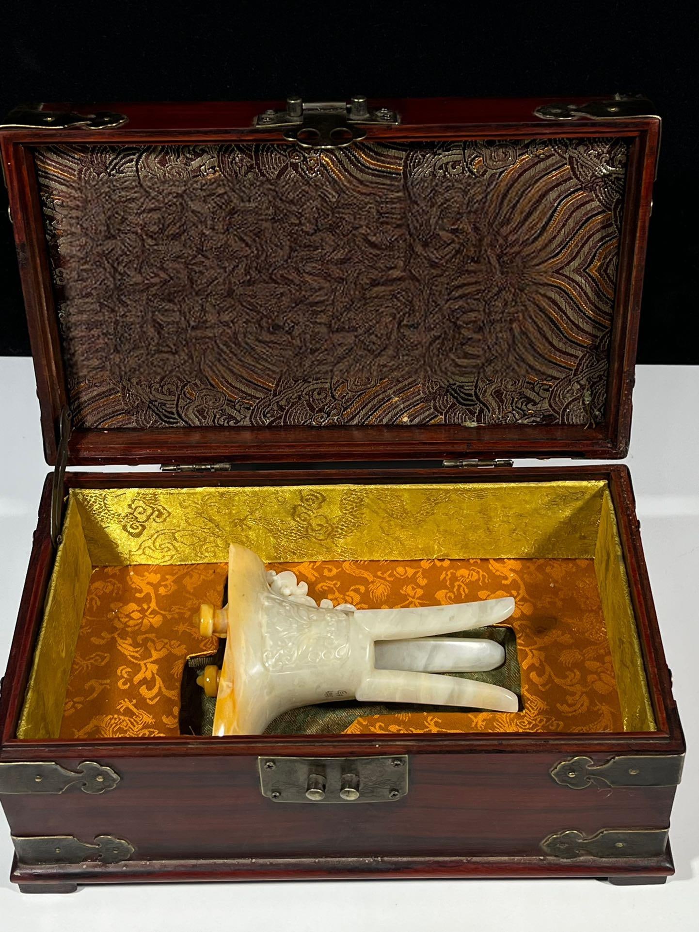 Tianhuang hibiscus stone with two dragons, a promise as weighty as nine tripods. (1 of 9)