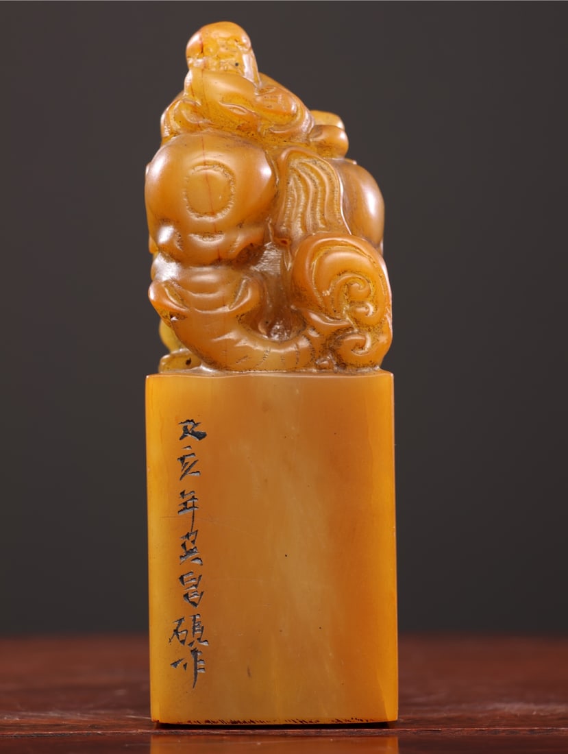 Tianhuang stone seal, exquisitely carved auspicious old leisure seal ornament.: This is a finely carved, auspicious, antique-style seal made of Tianhuang stone. The stone is made of hard, malt-yellow material, with a warm, smooth texture and clear, delicate radish-like veins. The