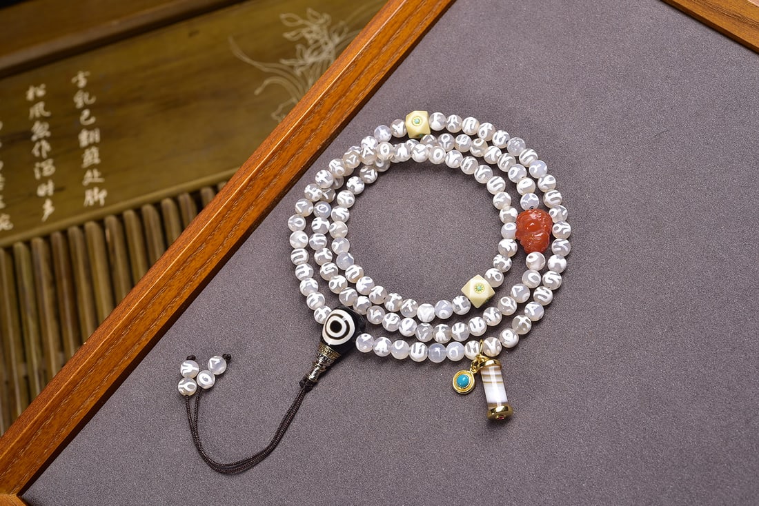 Pure natural Tibetan noble dzi beads: This pure natural Tibetan noble dzi bead is made using traditional Tibetan techniques. It has a thick patina, a warm, old-mine feel, clear color, fine weathering, and a smooth, polished finish. This c