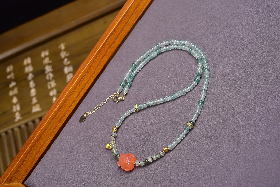 Natural Green Strawberry Crystal: Natural green strawberry quartz is primarily used to attract romance, enhance interpersonal relationships, and harmonize relationships; green corresponds to the wood element, symbolizing growth and vi