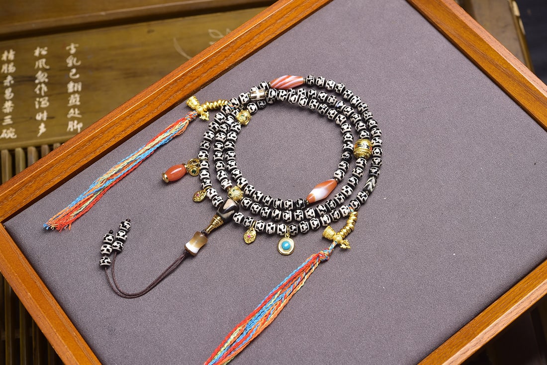 Treasure Vase Dzi Bead (1 of 6)