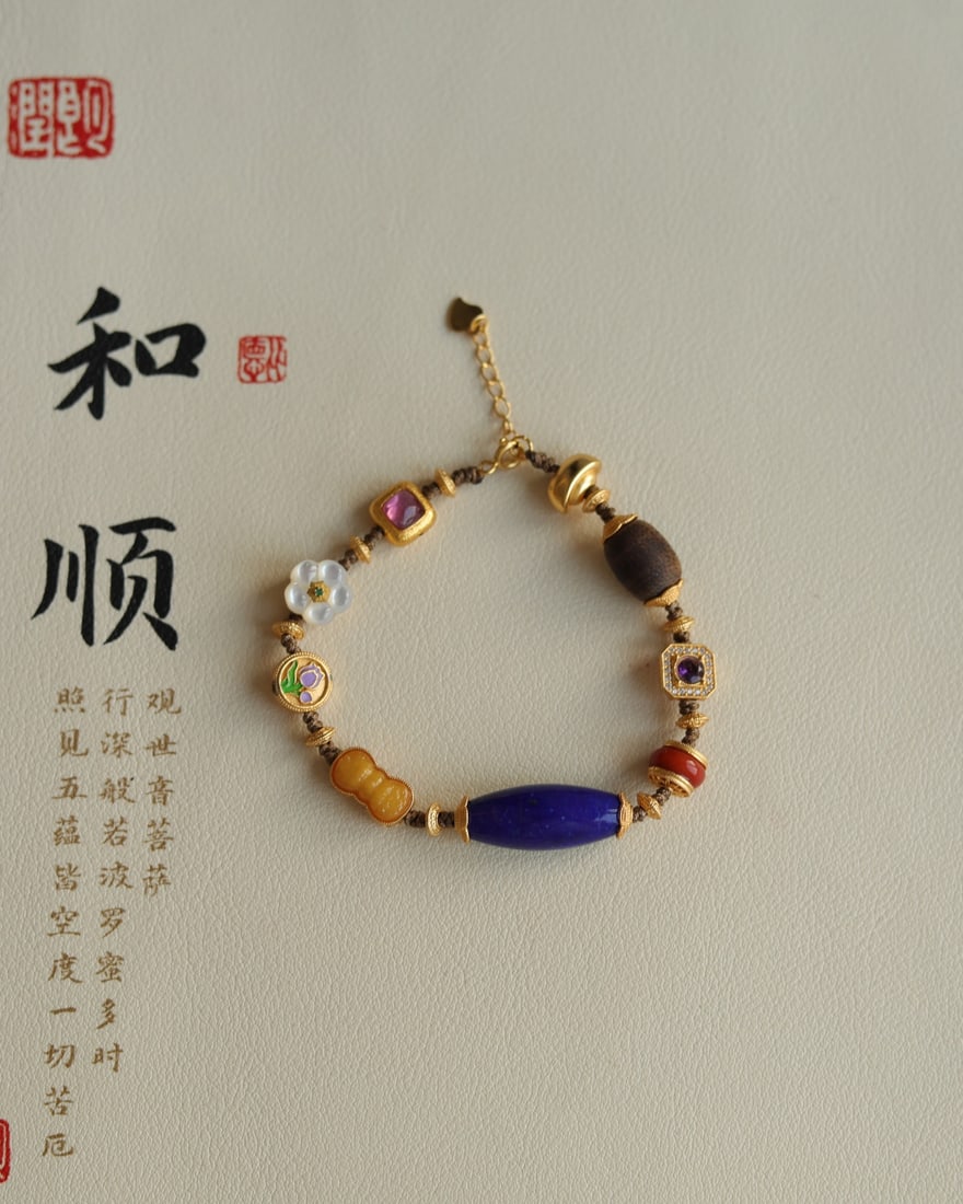 Natural lapis lazuli barrel beads: Natural lapis lazuli barrel beads, approximately 9.5mm in size, set with sterling silver and gold, inlaid with amber, enamel flowers, shell flowers, tourmaline, red agate, amethyst, and agarwood beads