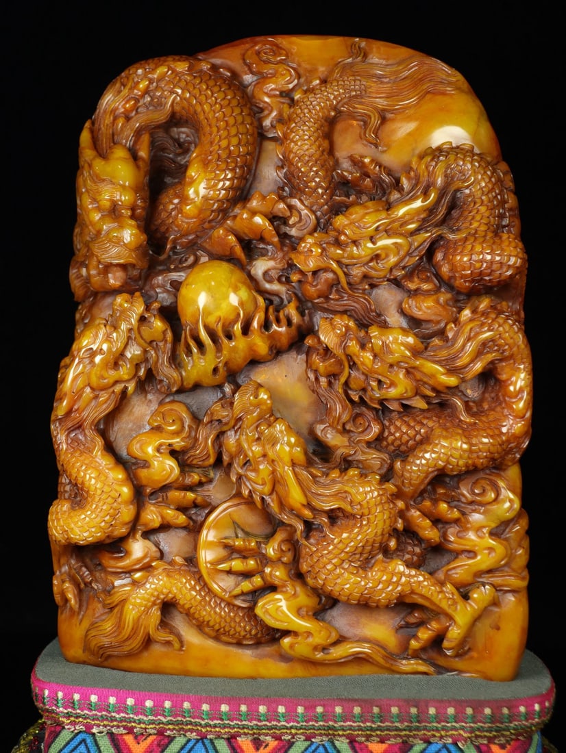 Made by the Imperial Household Department in the 55th year of the Qianlong reign, this Shoushan: Made in the 55th year of the Qianlong reign by the Imperial Household Department, this Shoushan Tianhuang stone carving features five dragons playing with a pearl. The stone is hard, fine-grained, and