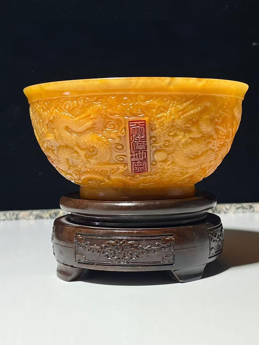 Ornament: fine antique piece from the collection: a Tianhuang stone bowl with nine dragons sucking pearls, dating to the 30th year of the Qianlong reign of the Qing Dynasty. Dimensions: 13 x 16 cm, weight: 811