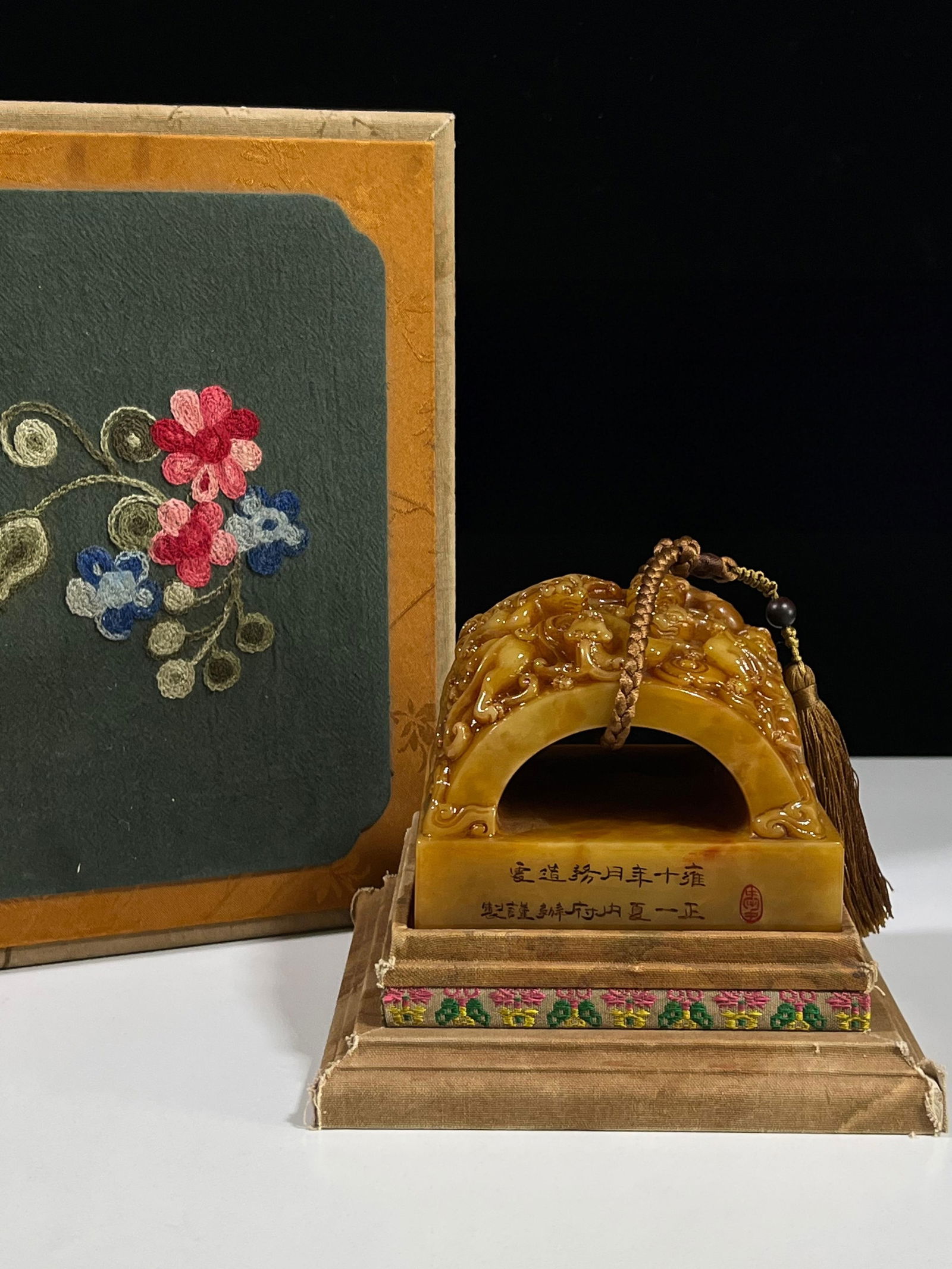 Summer of the eleventh year of the Yongzheng reign: Yellow stone five-dragon seal for land (1 of 9)