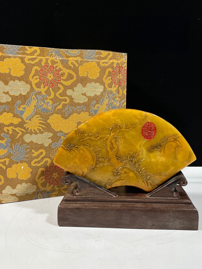 Tianhuang stone "Old Man Under Pine Tree, Sunset and Rising Sun" ornament: A finely collected Tianhuang stone sculpture depicting an old man under a pine tree at sunset. Dimensions: 16 x 20 cm, Weight: 1192 g Provenance:Private Estate, San Diego, California. Our dedicated te