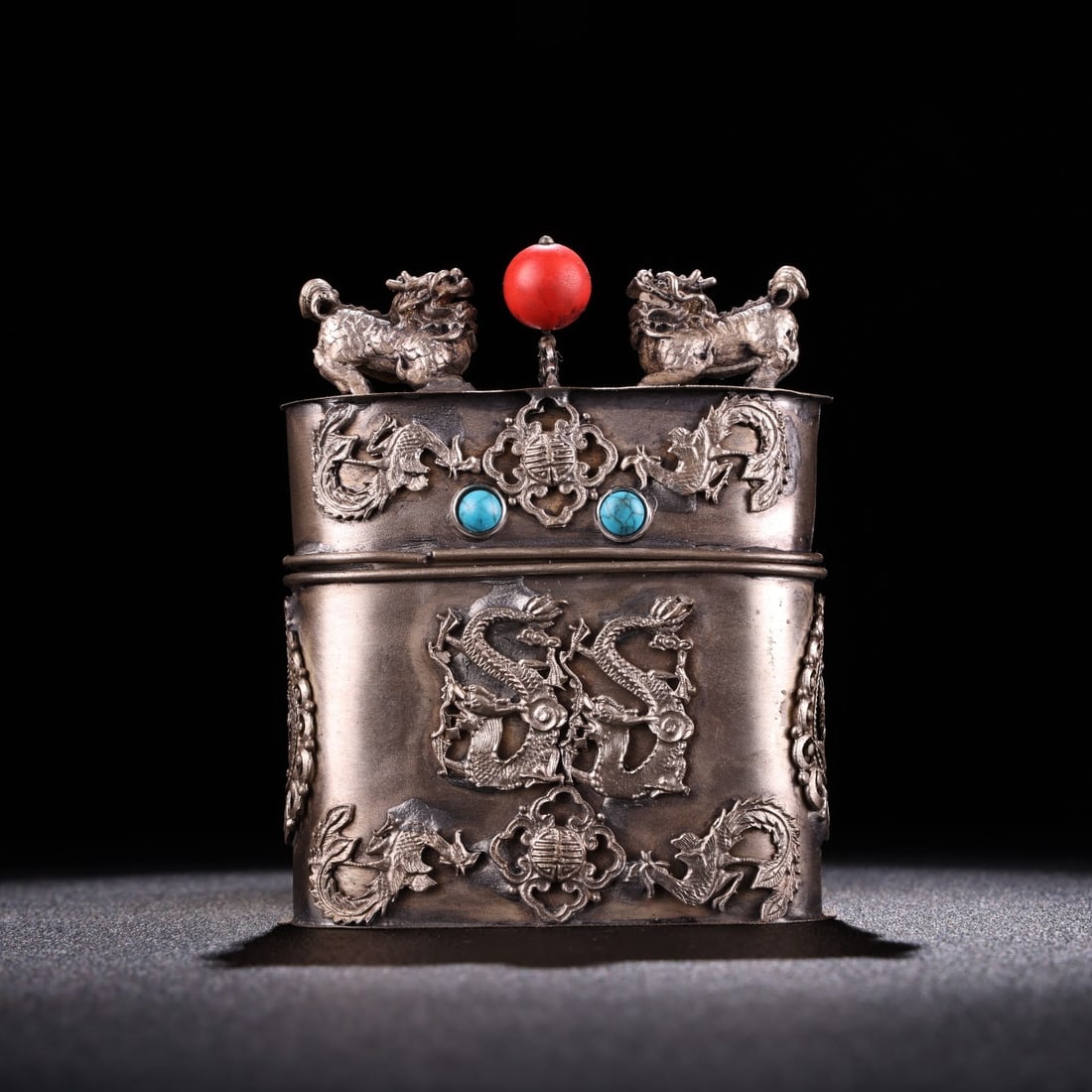 Silver-inlaid gemstone kylin-shaped tea box: This is a well-preserved, exquisitely crafted silver tea box with a kylin-shaped lid, formerly in the collection. It is uniquely designed and weighs 118g. It measures 11cm in height and 8cm in width.