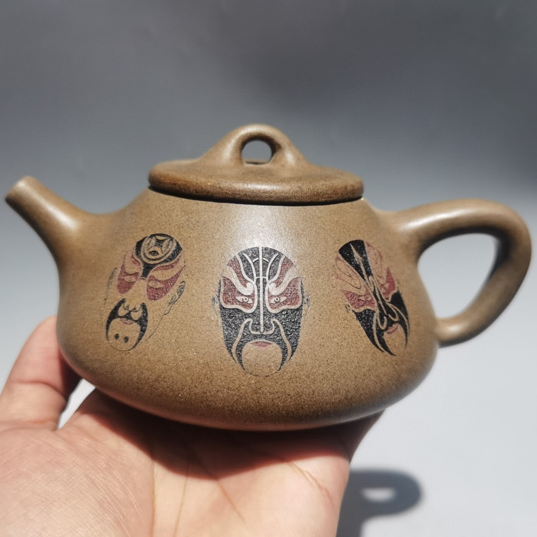 Name: Face Painting Stone Ladle: Name: Face Mask Stone Ladle Clay; Base Mark: Shao Daheng; Size: 17 x 8 cm; Capacity: 380 cc; Clay: Original Ore Sand Provenance:Private collection from a professor in Yale University. Our dedicated te