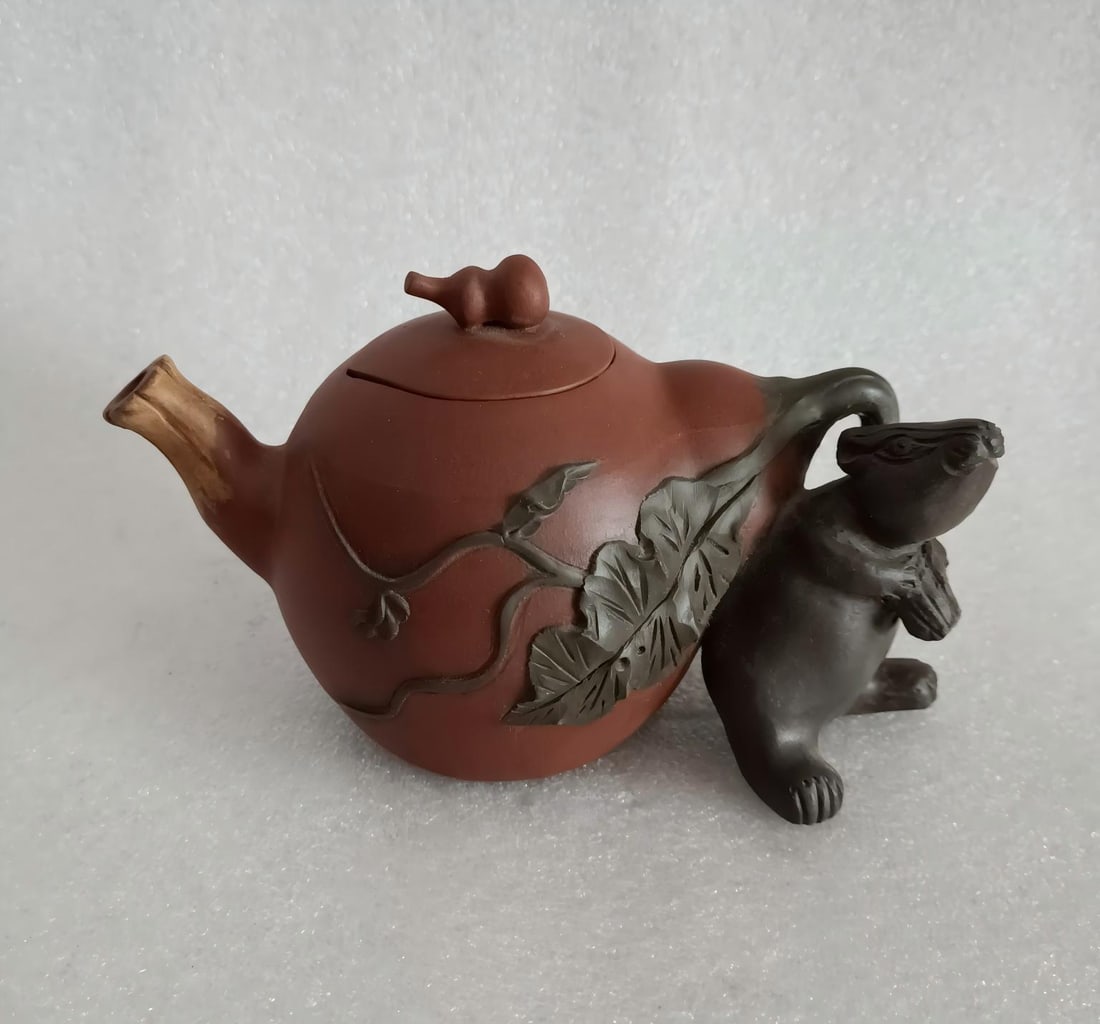 I collected an old Yixing teapot from the countryside. (1 of 9)