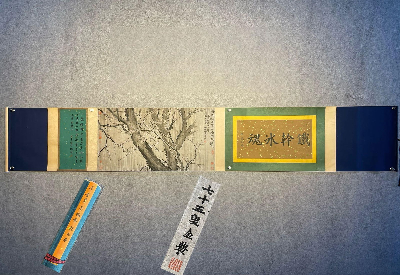 Jin Nong's exquisite hand-painted paper handscroll (Ink Plum Blossom Painting) (1 of 10)