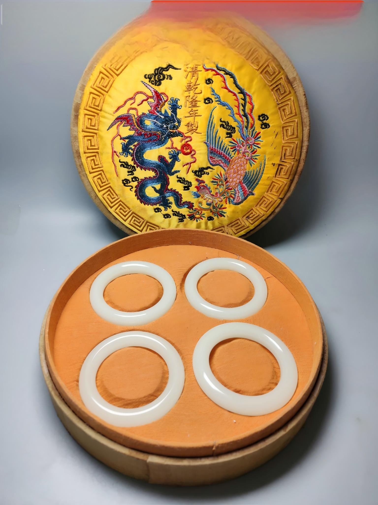 Exquisite Hetian jade bracelet in an old embroidered box: This is a fine Hetian jade bracelet in an antique embroidered box. The jade is delicate, lustrous, and clean. It has a substantial and elegant appearance, with a thickness of 13mm. The inner diameter
