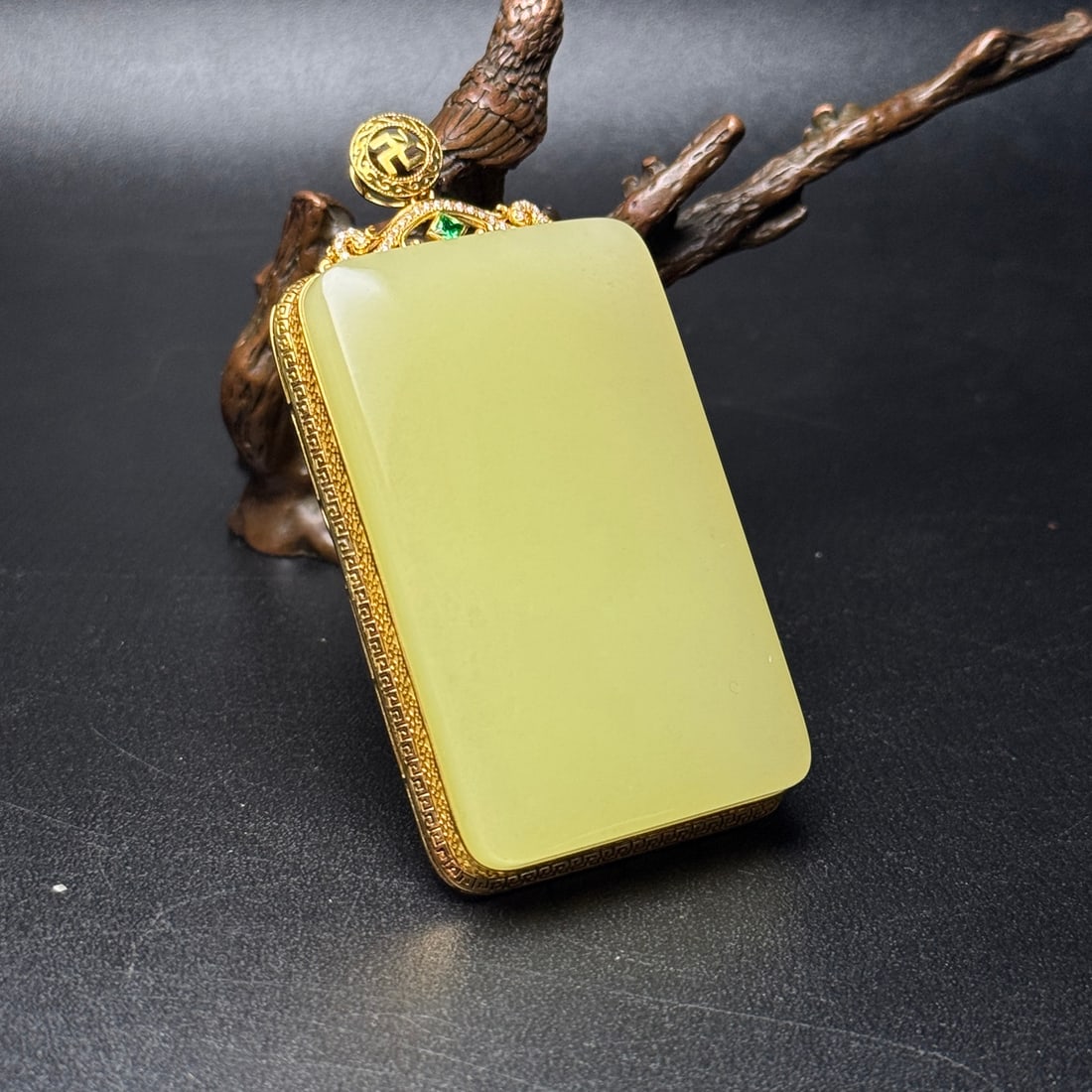 Old yellow jade from Hetian, inlaid with gold, carved with a plaque symbolizing peace and safety.: This is a piece of old Hetian jade, inlaid with gold, carved with the words "Peace and Prosperity," symbolizing peace and good fortune. It features an exquisite and elegant design, superb craftsmanshi