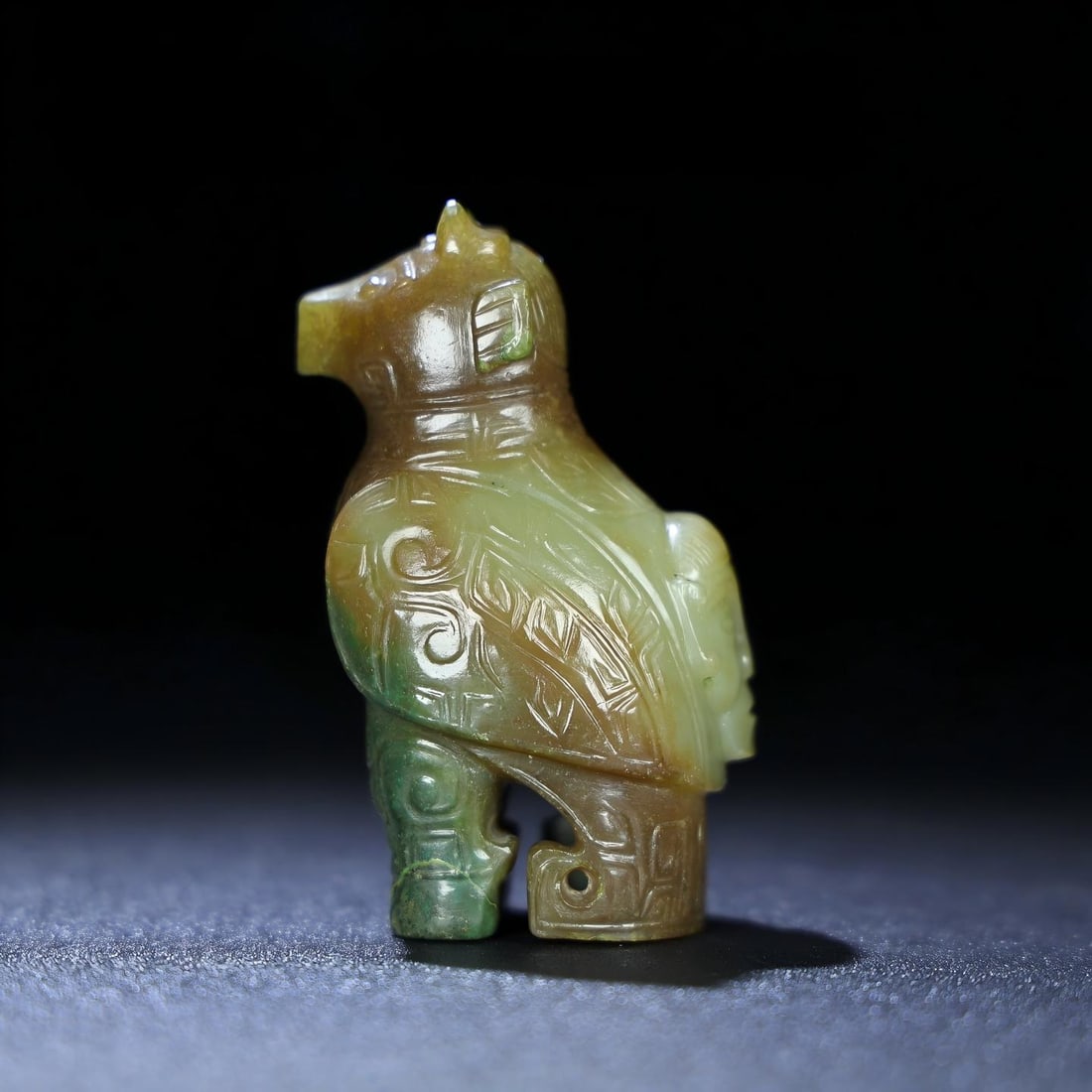 Exquisite antique collection, Hetian jade owl pendant, unearthed and fully patinated.: Exquisitely crafted, this Hetian jade owl-shaped hand-held piece, unearthed from a private collection, boasts a thick, deep patina and rich, penetrating color. The craftsmanship is superb, with sharp