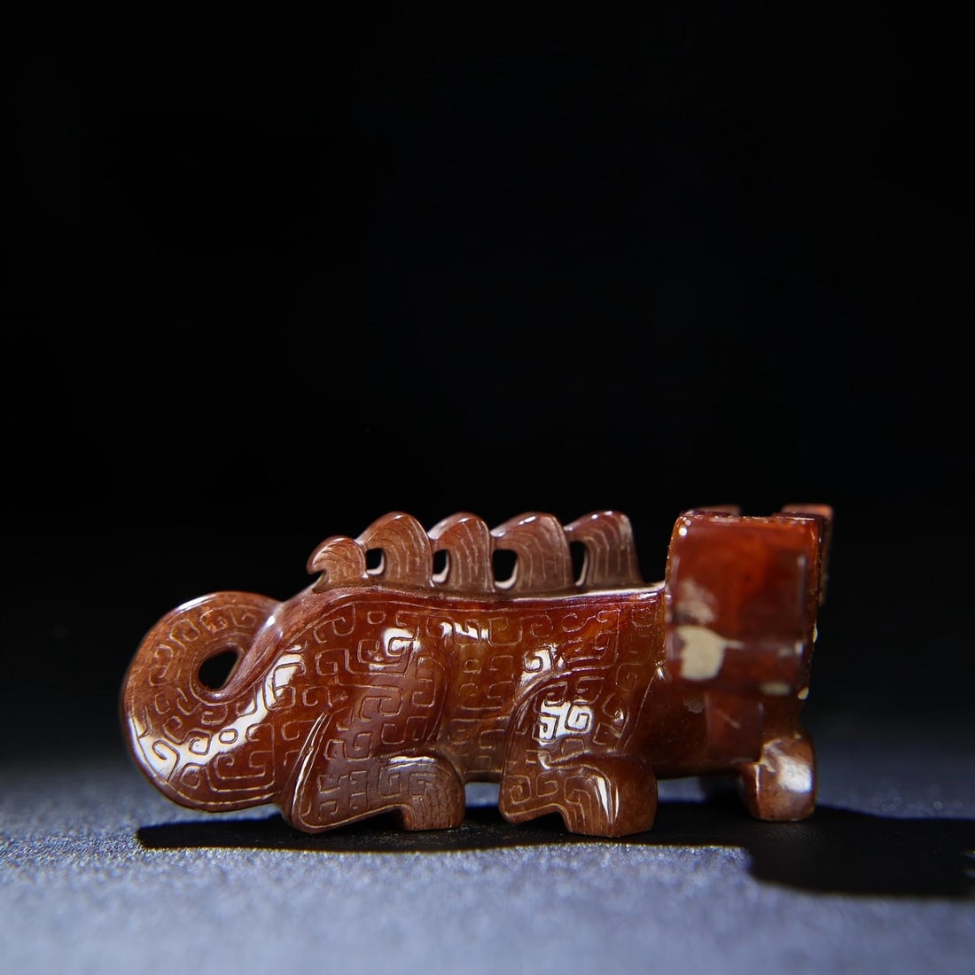 Exquisite antique, Hetian jade Qin dragon hand-held piece: This exquisite, privately owned Hetian jade Qin dragon pendant boasts a thick, deep patina and rich, penetrating color. The craftsmanship is superb, with sharp, precise carving. A rare and exceptional