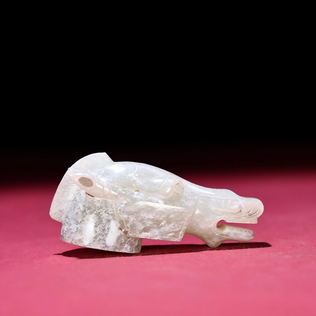 Exquisite antique piece, a fully inlaid horse head made of Hetian jade from an unearthed site.: Exquisite antique, a genuine Hetian jade horse head inlay piece, unearthed from a private collection. The patina is thick and deep, the color penetrating to the bone. The craftsmanship is superb, the