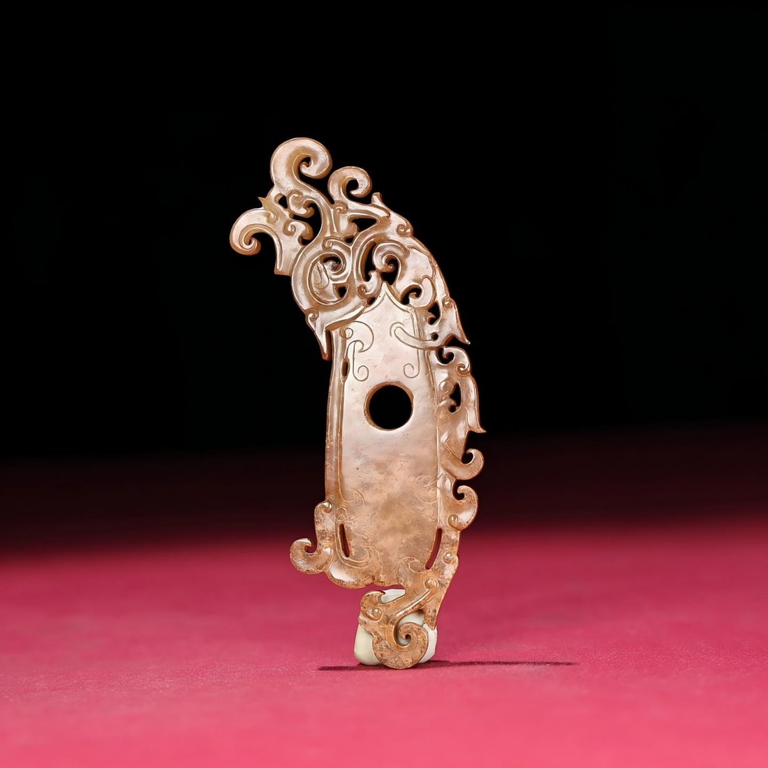 Exquisite antique collection, Hetian jade unearthed pendant with full patina, resembling a chicken: Exquisitely crafted, from a private collection, this Hetian jade pendant features a thick, deeply patinated chicken-heart design, showcasing superb craftsmanship and sharp carving. A rare and exceptio
