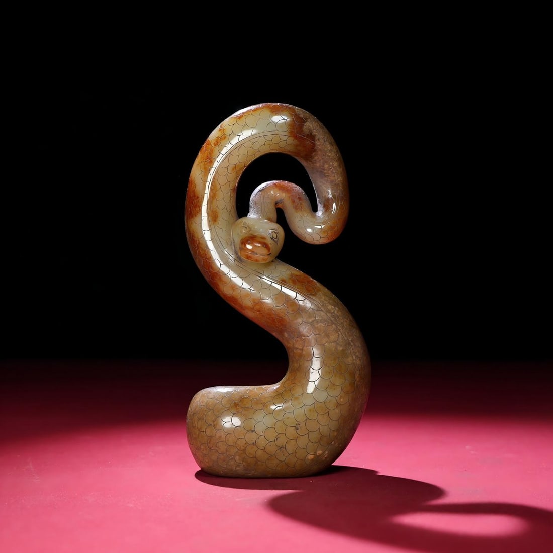 Exquisite antique collection, Hetian jade snake ornament with full patina from burial site.: Exquisite antique, a Hetian jade snake ornament from an unearthed pit, with a thick, deep patina and rich, penetrating color. The craftsmanship is superb, with sharp carving. A rare and exceptional pi
