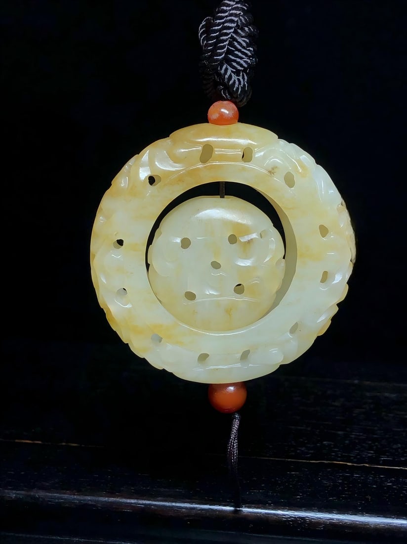 Hetian jade openwork sachet pendant (1 of 9)