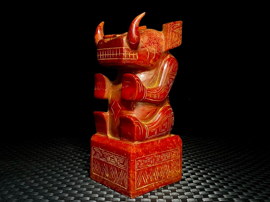 Treasured Hetian jade "Ancient Period" Yellow Emperor ?? Youxiong Clan Seal: A rare Hetian jade seal from the "Ancient Period" of the Yellow Emperor and the Youxiong Clan, measuring 17 x 7.2 x 7 cm and weighing 1700 g. Provenance:Private collection, Middletown, Rhode Island. O