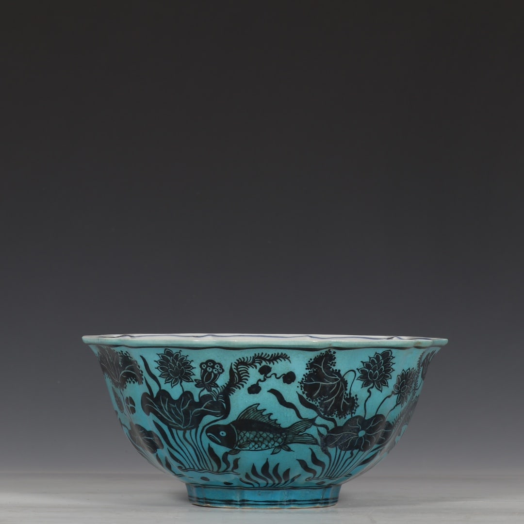 A Ming Xuande period blue and white porcelain bowl with fish and algae design, from the collection (1 of 9)