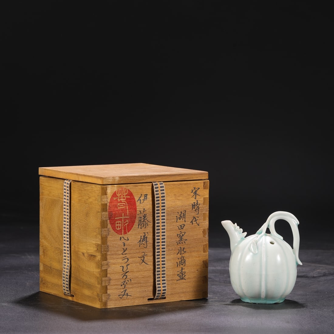 Formerly in the collection of a Southern Song Dynasty Hutian kiln melon-shaped water dropper pot (1 of 8)