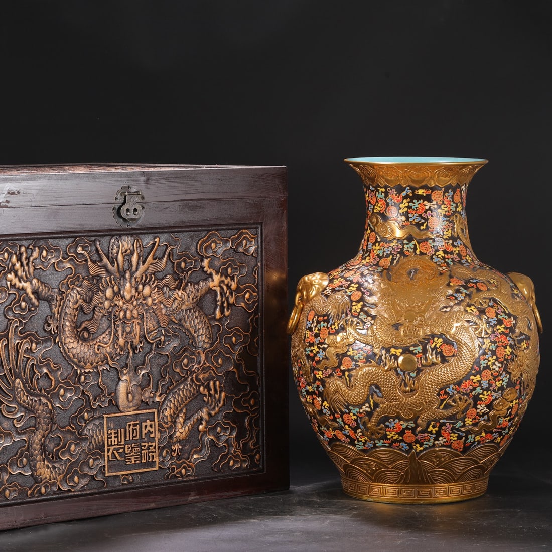 A large Qing Dynasty Qianlong period enamel-painted vase with deep carving of sea dragons and gilded (1 of 9)