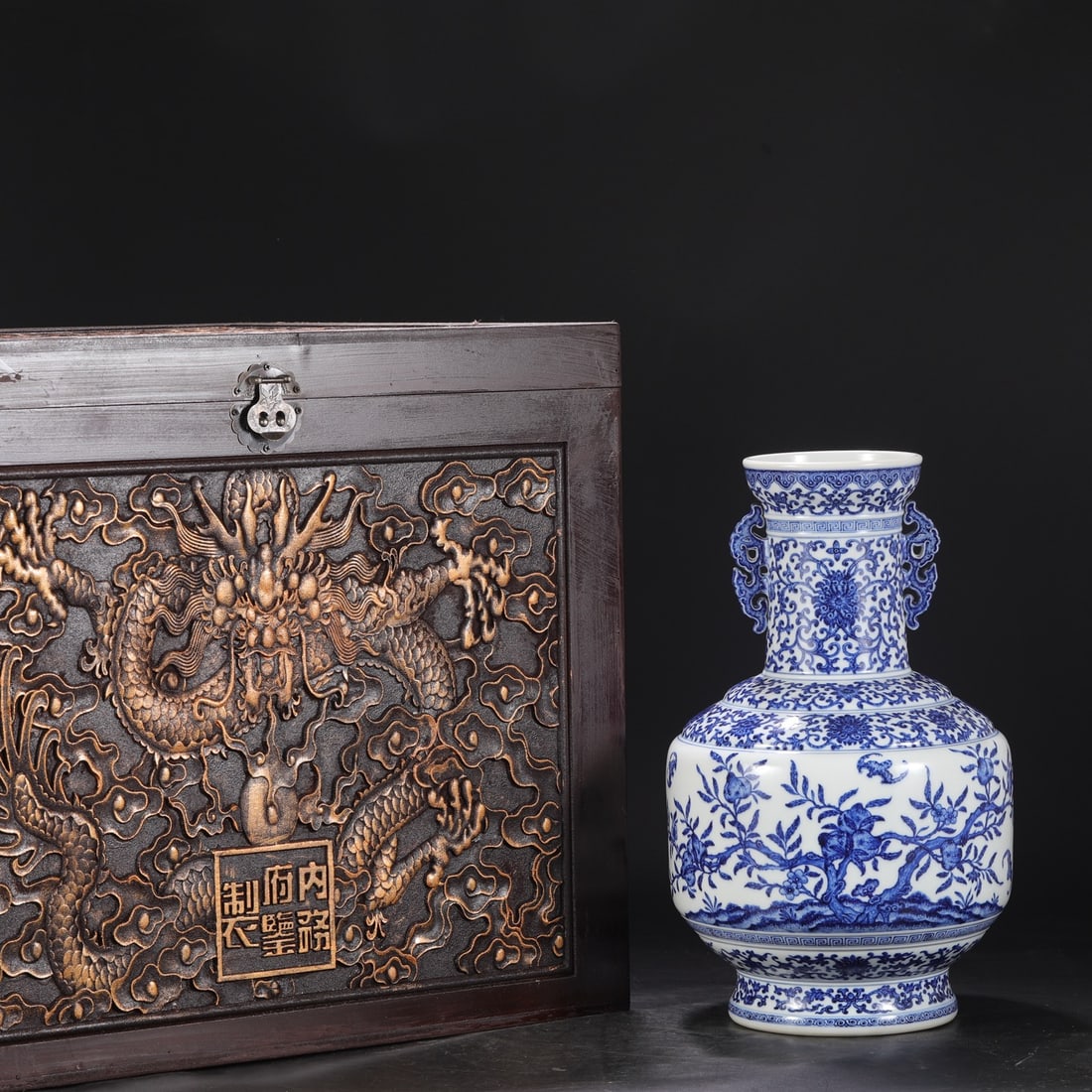 A large blue-and-white porcelain vase with dragon handles from the Qianlong period of the Qing: A large blue-and-white porcelain vase with dragon-shaped handles and a design of longevity, auspicious branches, and three blessings (representing good fortune, longevity, and prosperity) from the Qia