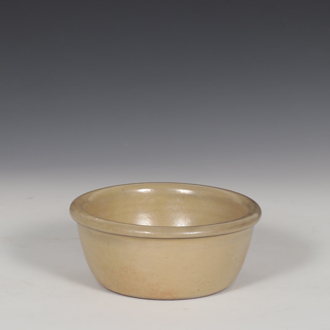 Formerly in the collection of a Song Dynasty Ge ware rice-yellow glazed deep-bellied flat-bottomed (1 of 8)