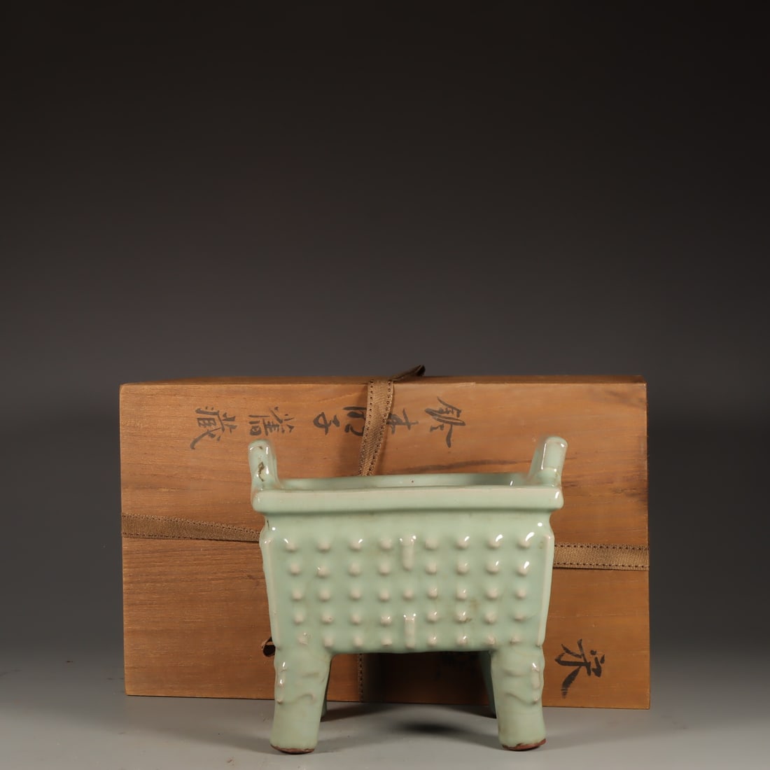 Formerly in the collection of a Song Dynasty official kiln celadon-glazed tripod incense burner (1 of 9)