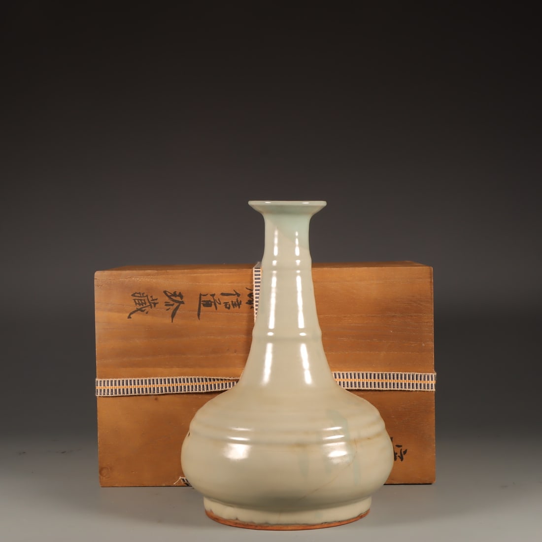 Formerly in the collection of a Song Dynasty official kiln celadon-glazed string-patterned vase (1 of 9)