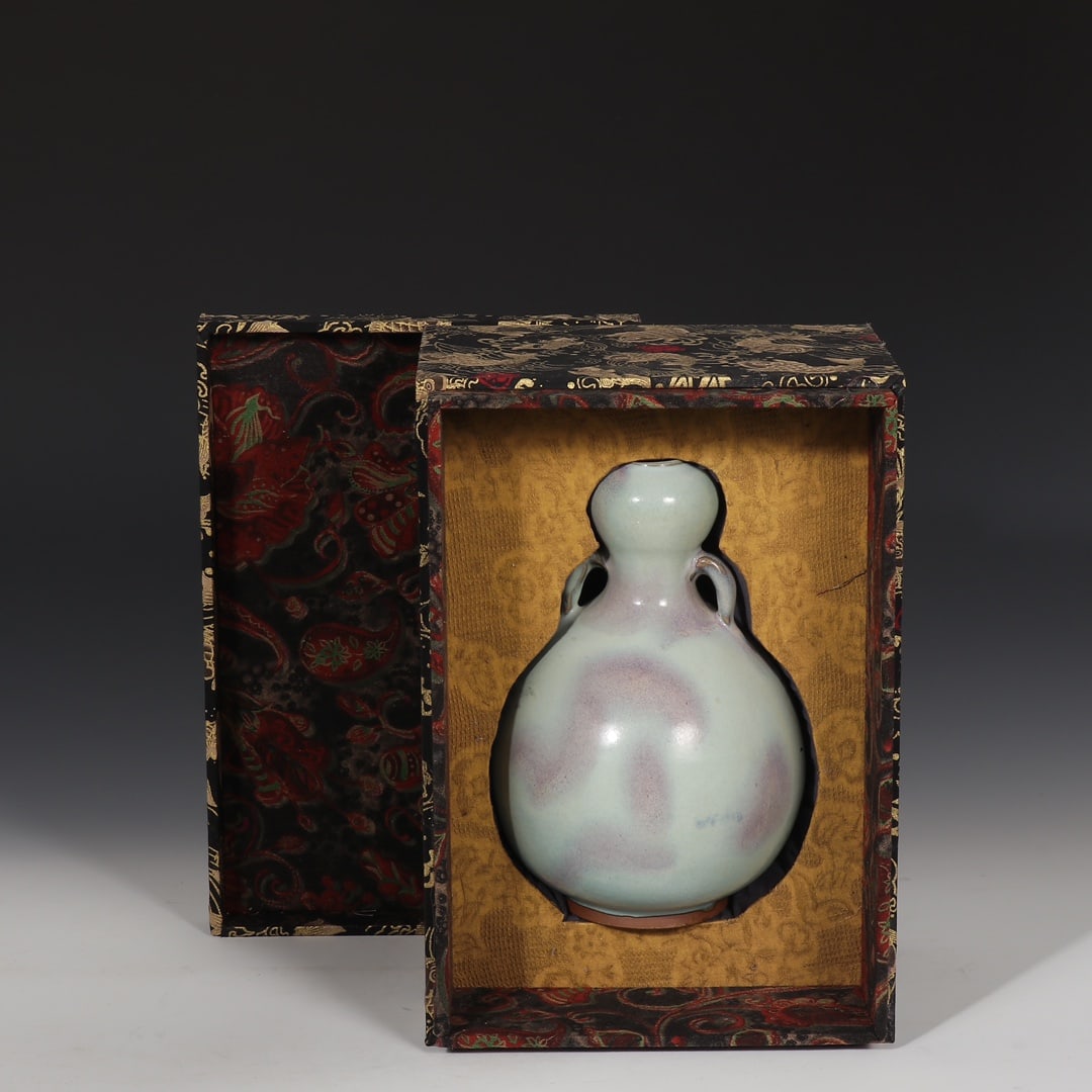 Formerly in the collection of a Song Dynasty Jun ware gourd-shaped vase with purplish-red spots and: A Song Dynasty Jun ware gourd-shaped vase with purplish-red spots and double handles, formerly in the collection. Dimensions: Height 24cm, Mouth diameter 3.5cm, Belly diameter 15.5cm. Provenance:Priva