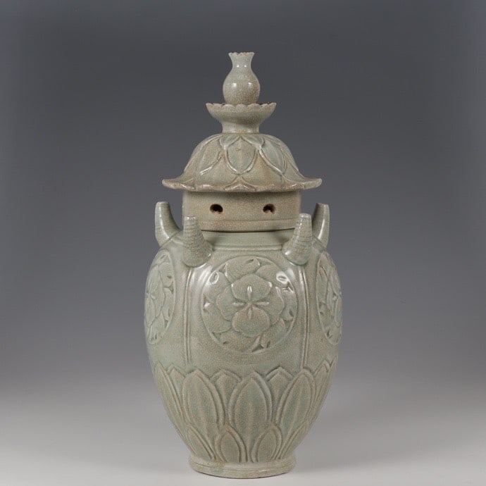 A five-spouted covered jar with carved decoration from the Yue ware kiln of the Five Dynasties (1 of 9)