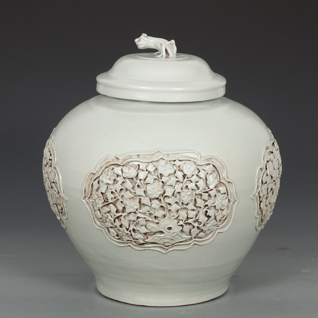 Former Yuan Dynasty egg-white glazed covered jar with applied seasonal floral patterns (1 of 9)