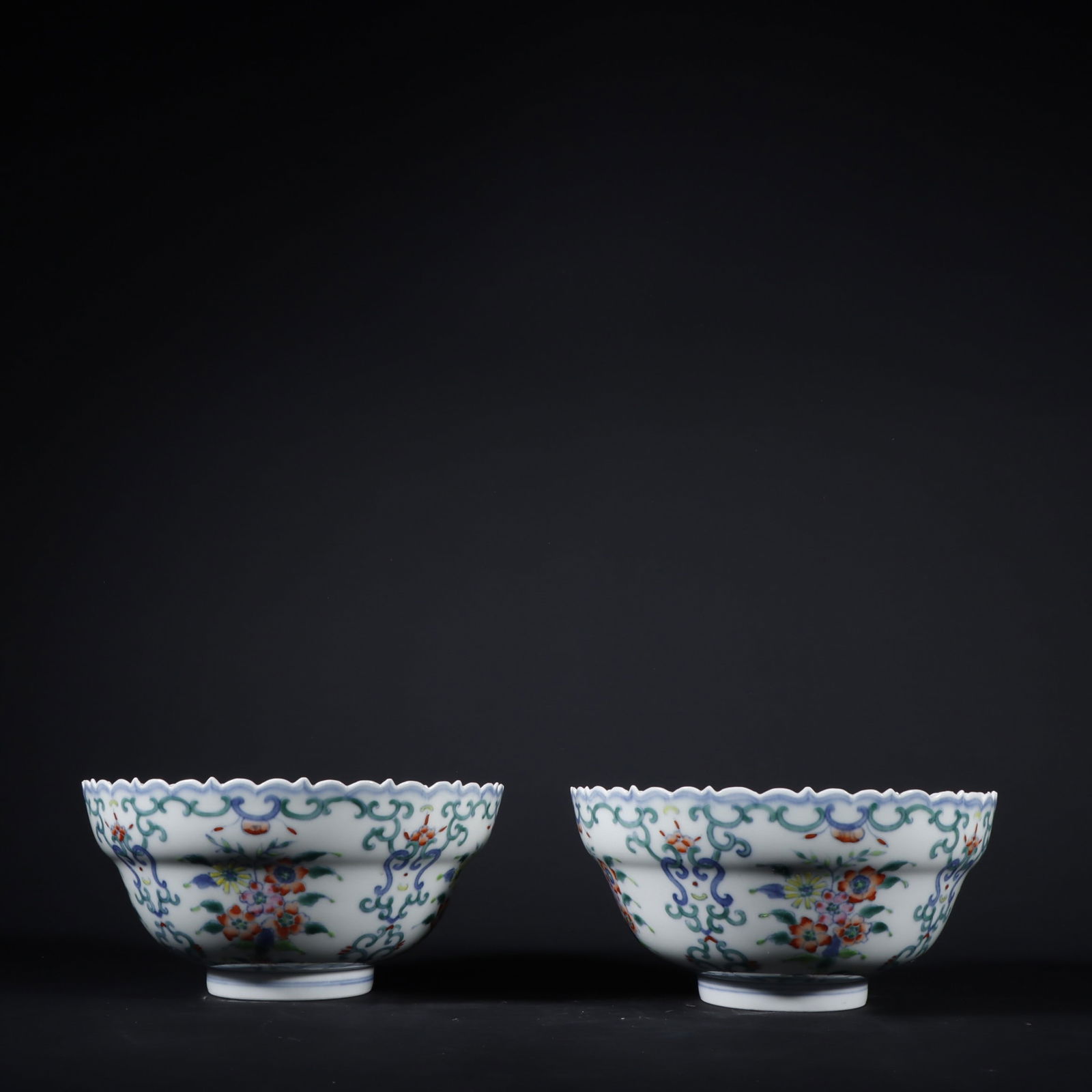 A pair of Ming Dynasty Chenghua Doucai floral-patterned bowls with folded rims, formerly in my (1 of 9)