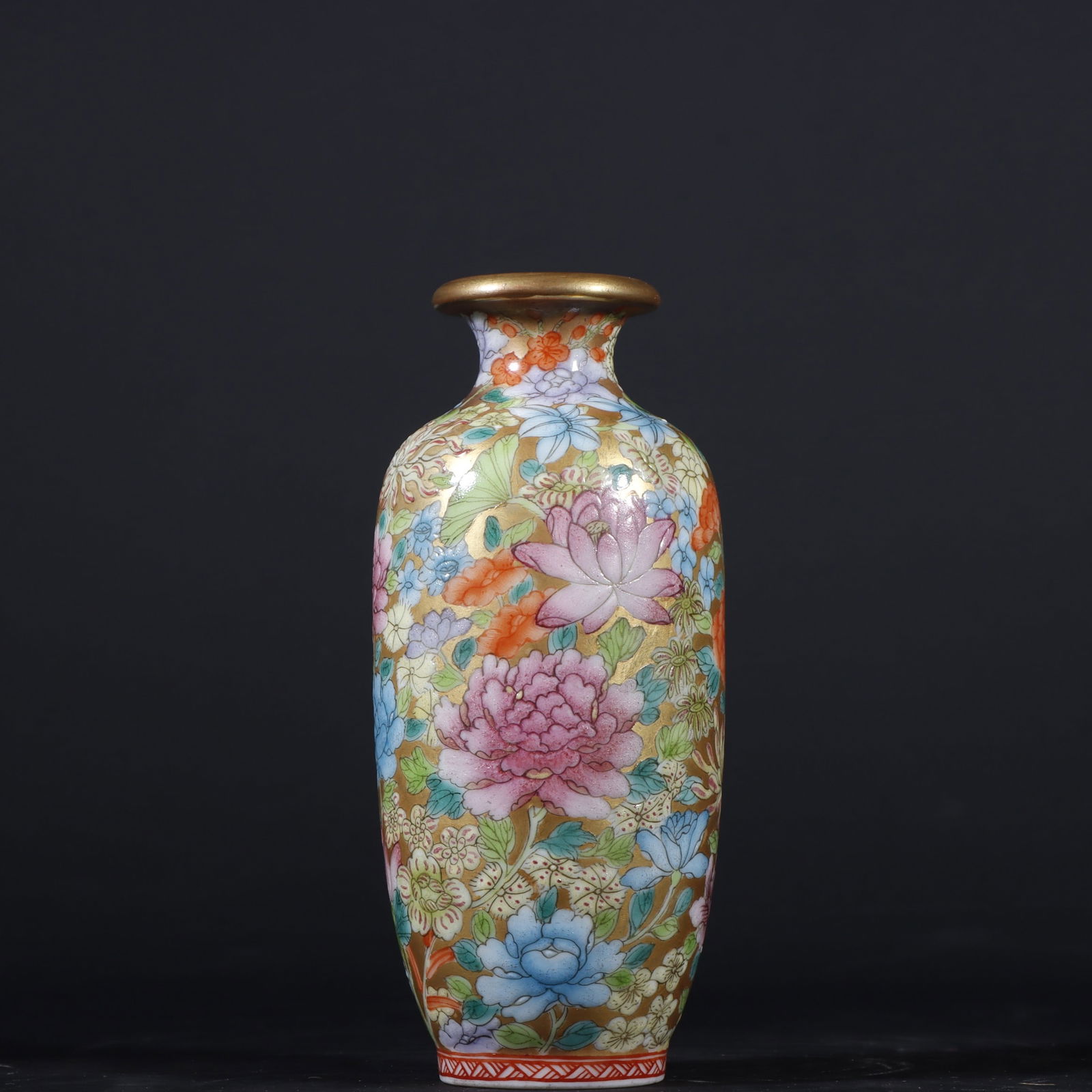 Formerly in the collection of a Qing Dynasty Yongzheng period Wanhua snuff bottle (1 of 9)