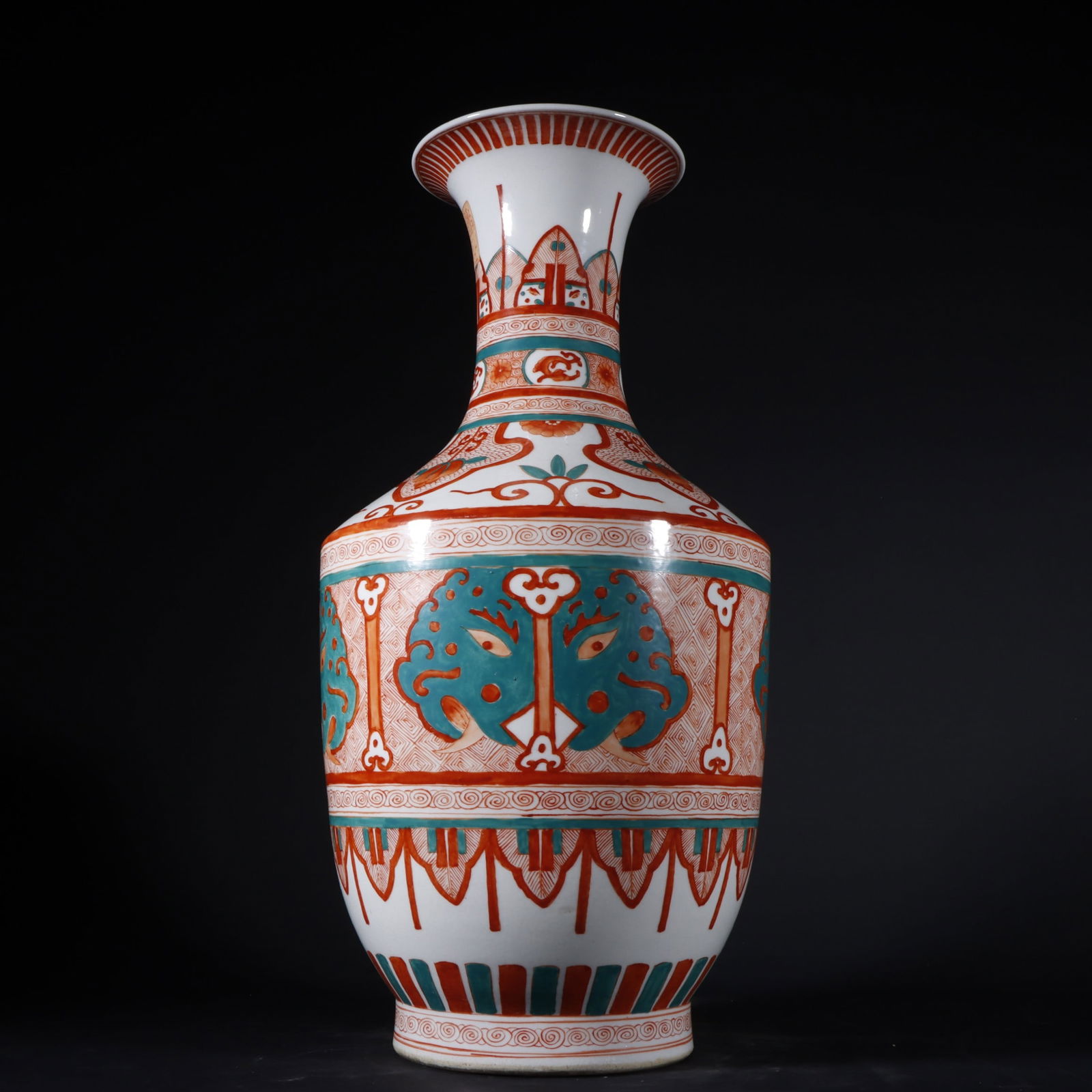 Former collection of Kangxi period red and green enamel vase: A Qing Dynasty Kangxi period red and green enamel vase, formerly in the collection, 40.5cm high and 20cm wide. Provenance:Private collection of the retired lawyer Mr.Henry, Chelmsford, Massachusetts.