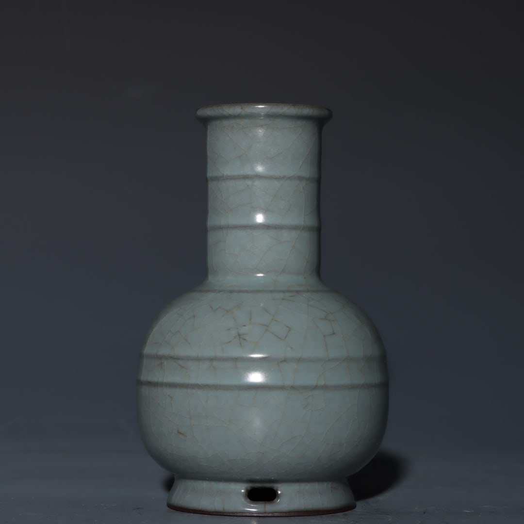 Formerly in the collection of a Song Dynasty official kiln string-patterned vase (1 of 8)