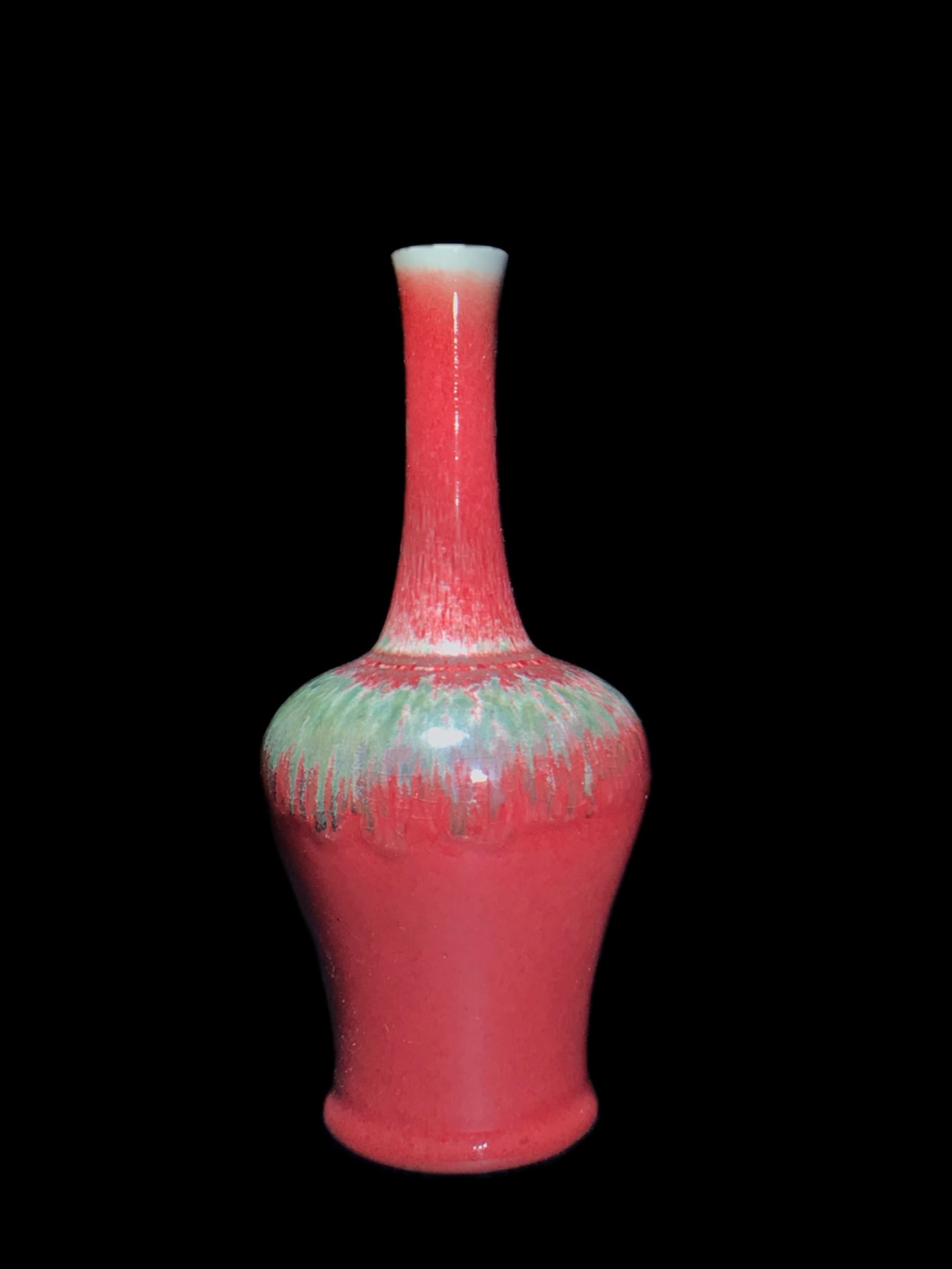 Kangxi period long-necked vase with crackled glaze in the color of cowpea red (1 of 8)