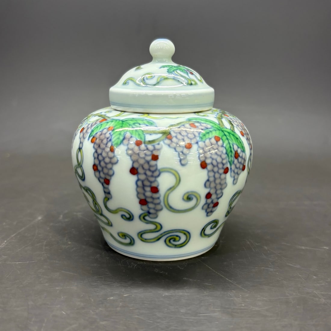 Ming Chenghua Doucai Grape Pattern Small Tianzi Jar (1 of 9)