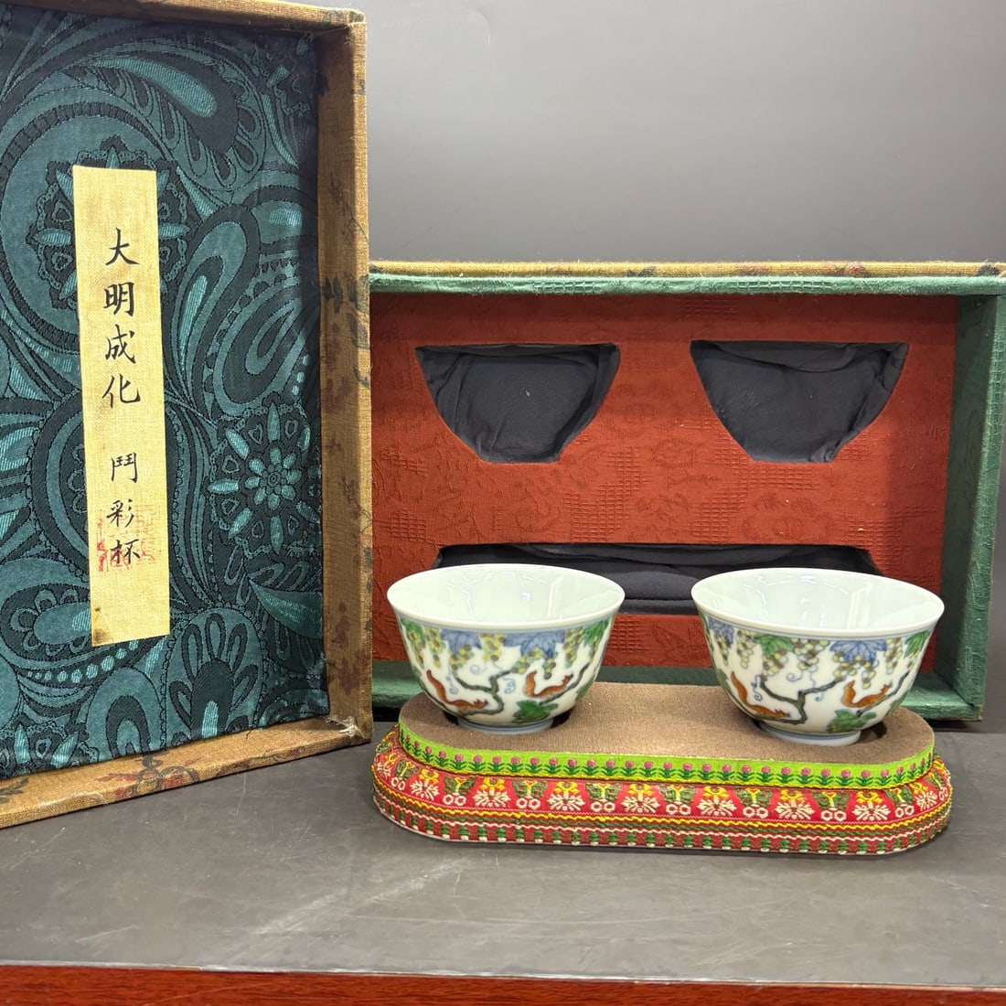 Ming Chenghua Doucai Squirrel and Grape Pattern Cup (1 of 9)