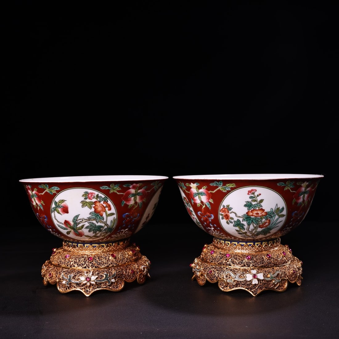 A pair of rare Qing Dynasty imperial court-collected sterling silver filigree and gilt-gilt base: A pair of exquisitely crafted, hand-painted famille rose enamel bowls with gilt-gilt silver filigree bases, dating back to the Qing Dynasty imperial collection. The set weighs 368 grams, is 10.5 cm hi
