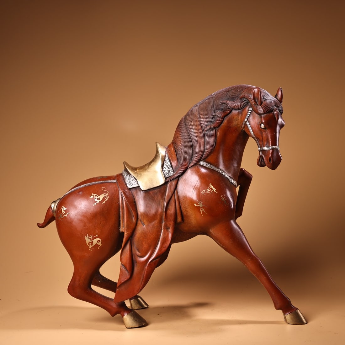 Rare and well-preserved antique collection: a pure copper high-relief engraved gilt and silver: A rare, high-relief, gilded and silvered bronze crouching horse, exquisitely crafted and beautifully shaped. Weighs 5000 grams, is 32 cm long and 30 cm high. Provenance:Mr.Jordi, Northern Virginia. Ou