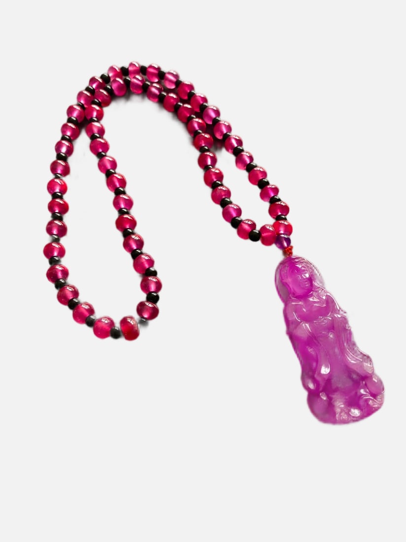 High-quality icy red jadeite rose-red Guanyin necklace pendant: High-quality icy red jadeite Guanyin necklace pendant, made from superior materials, icy and translucent, finely carved, with a beautifully sculpted face, and a rich, oily patina. It exudes elegance a