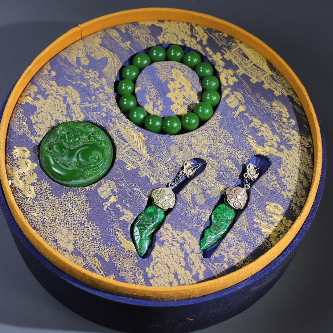 A set of antique jade jewelry (1 of 10)
